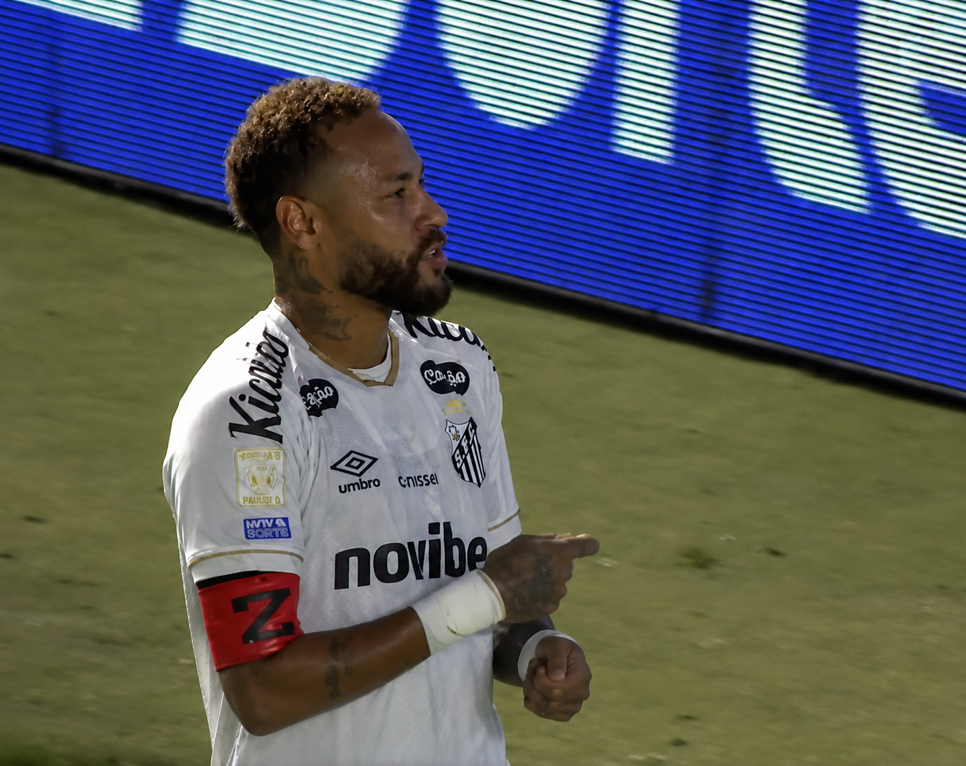 FOOTBALL: Neymar répond à la polémique poker avec un doublé… et une célébration spéciale.