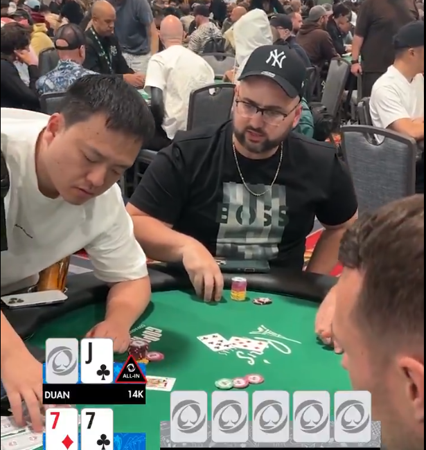WSOP 2026 : En situation de all-in, il fouille dans le muck pour retrouver ses cartes ! 